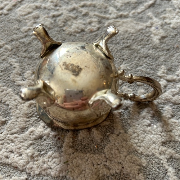VINTAGE TINY SILVER PLATE MINI CREAMER - Picture 2 of 3
